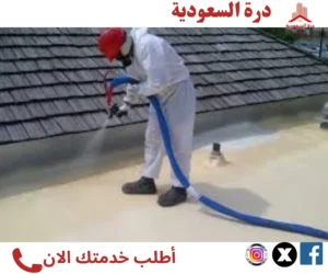 فني يرش فوم البولي يوريثان على سطح المبنى